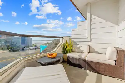 Image de Stylish, walkable suite with balcony, ocean & pier views - dog-friendly