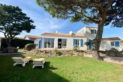 Image de Maison rénovée avec terrasse et jardin clos à 30m de la mer, parking, wifi