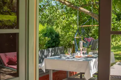 Image de Romantic wine cottage up hill country side near forest trails