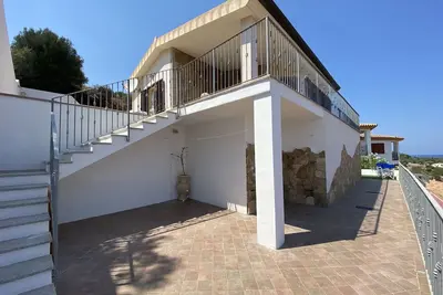 Image de Sea-View Spacious Modern Villa - under 10 mins walk to the beach!