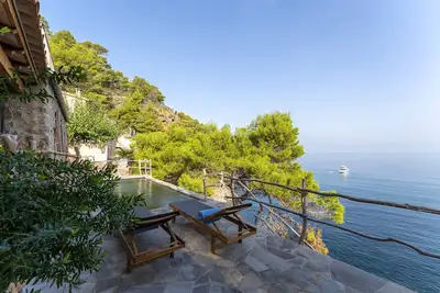 Image de Ca Na Julietta, maison de vacances avec piscine privée et accès direct à la mer.