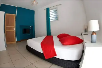 Image de Petit bungalow avec piscine chauffée proche du centre ville