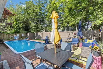 Image de Backyard Oasis! All new pool/outdoor furniture installed April 2025