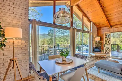 Image de Lovely Oakhurst Cabin w/ Deck & Mtn Views!