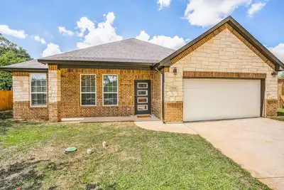 Image de Newly-built, dog-friendly home with a fenced yard, washer/dryer, & central Ac