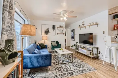 Image de Family-Friendly 4br w/ 2 Kitchens, Yard & Office Near Denver Parks