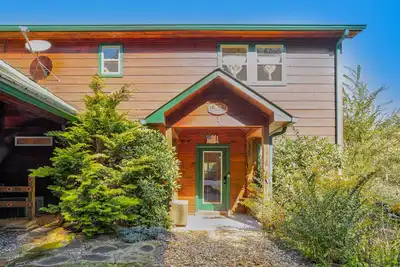 Image de Waterfront retreat with 415-feet of river access and a fireplace