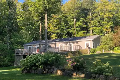 Image de Petoskey - Spacious Getaway, Hot Tub, Pool Table, Fall Colors, Beaches, Skiing