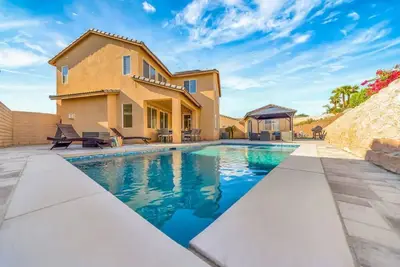 Image de Lake View 2-Story House