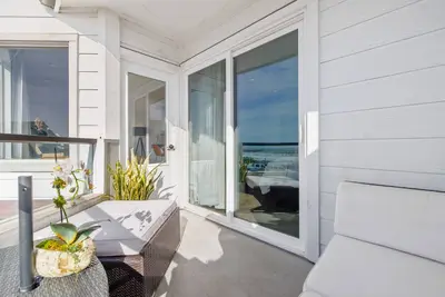 Image de Stylish, dog-friendly suite with balcony, ocean & pier views - walk everywhere