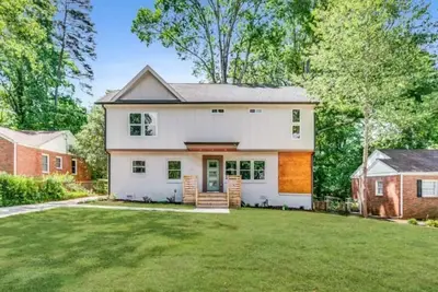 Image de Modern relaxing home w/ movie room & massage chair