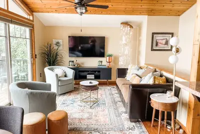 Image de The Bird's Nest of Port Bay, Waterfront Home in the Finger Lake Region close to Sodus Bay.