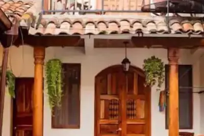 Image de You’ll know that you have rented a historic colonial home when you pass through huge, antique front doors framed by 3 foot-thick adobe walls. Lounge on the shallow, submerged bench seats in the pool or in the hammocks hanging between 12 foot wooden c