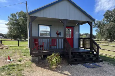 Image de The Coop. A lil taste of country with horses and chickens.
