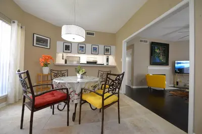 Image de 2 Bedroom 2-bathroom townhome & yard