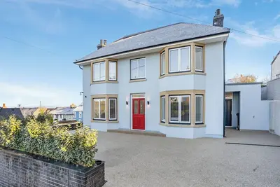 Image de Superb property with sea views and a hot tub - perfect for a family holiday.