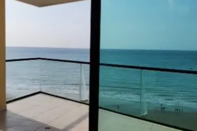 Image de On the Beach! - walk to the mall and restaurants! Great for remote workers