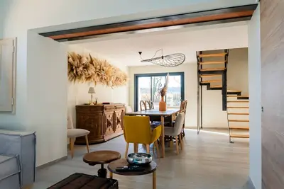 Image de Gîte de Merins, domaine de charme, face à la rivière, à 4km de la plage