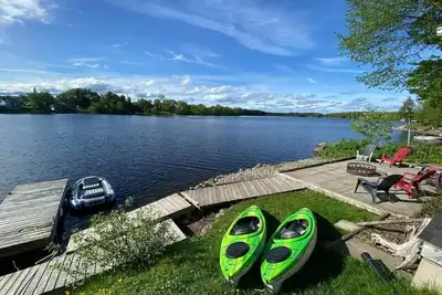 Image de Newly listed relaxing lakefront cottage with fenced yard and games room