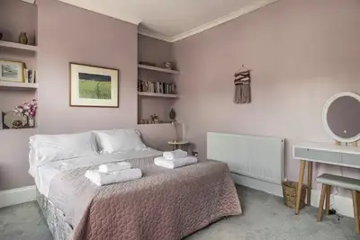 Image de Charming 3 bed property in quiet location with garden and easy parking