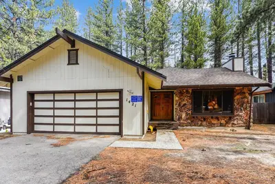 Image de Great location! Classic One-Level Cabin only steps from the River!