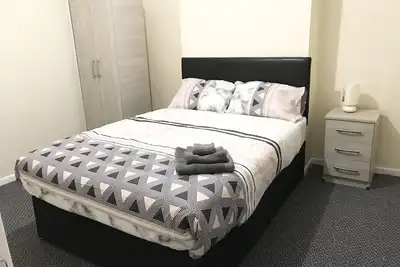 Image de Entire 4 Bed House, 5 Mins from Walsall Town - Family Friendly.