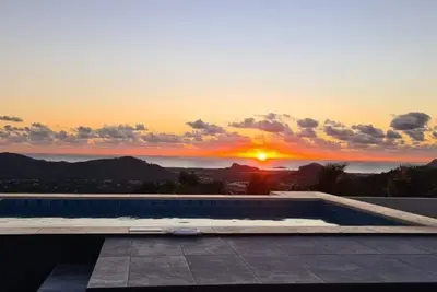 Image de Luxury villa with sky pool and scenic ocean views, 10 mins from airport