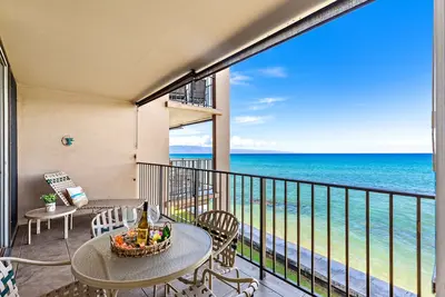 Image de Expansive ocean view condo with large windows