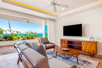 Image de Luxurious 1st-floor condo with pool, oceanfront balcony & water view