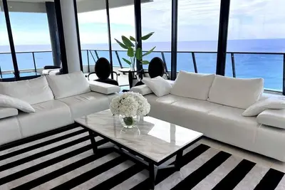 Image de Luxury Oracle Sub-Penthouse Ocean Views Lvl46