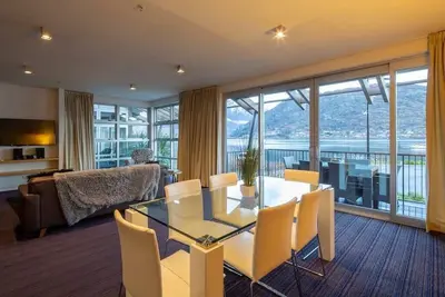 Absolute Lake Front Luxury - 2 Bedroom 2 Bathroom