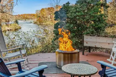 Image de Art Docko - Lakefront Artist Retreat w/ Hot Tub!