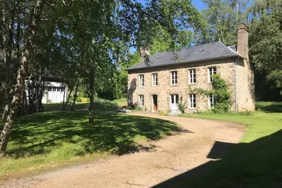 Image de Grand and traditional French country house, set in a stunning wooded landscape