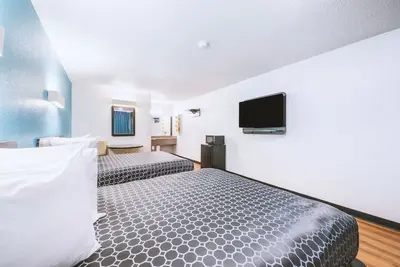 Image de Blue Way Inn & Suites by Jasper Beeville-2 Queen Bed Non Smoking