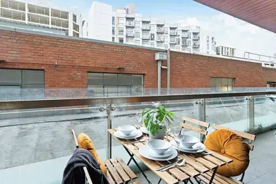 Image de A Spacious & Cozy 2br Apt Near Melbourne Uni