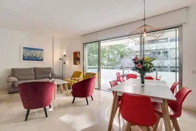 Image de Appartement \"moderne près de la plage\" avec terrasse privée, Wi-Fi et climatisation
