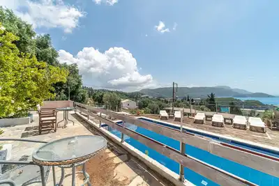 Image de Appartement d'hôtel \"Spyridoula Studio 13\" avec vue sur la mer, piscine et Wi-Fi.