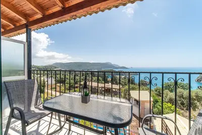 Image de Appartement dans un hôtel \"Spyridoula Studio 12\" avec vue sur la mer et piscine partagée.