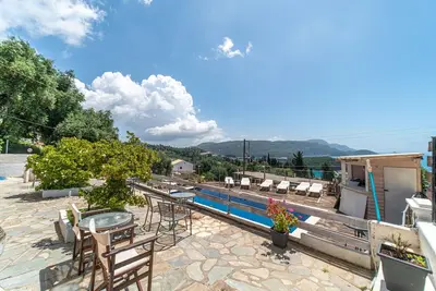 Image de Appartement d'hôtel \"Spyridoula Studio 11\" avec vue sur la mer, piscine partagée et Wi-Fi.