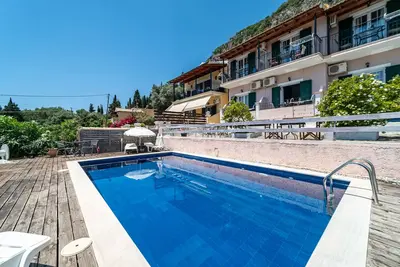 Image de Appartement d'hôtel \"Spyridoula Studio 4\" avec vue sur la mer, piscine partagée et Wi-Fi.