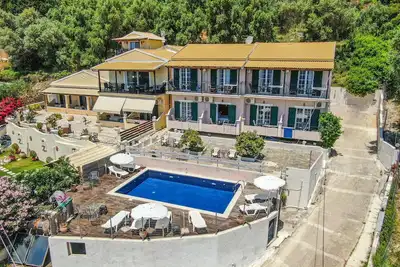 Image de Appartement d'hôtel \"Spyridoula Studio 2\" avec vue sur la mer, piscine partagée et Wi-Fi.