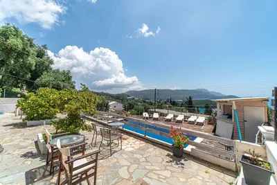 Image de Appartement dans un hôtel \"Spyridoula Studio 10\" avec vue sur la mer, piscine partagée et Wi-Fi.