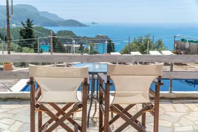 Image de Appartement d'hôtel \"Spyridoula Studio 1\" avec vue sur la mer, piscine partagée et Wi-Fi.