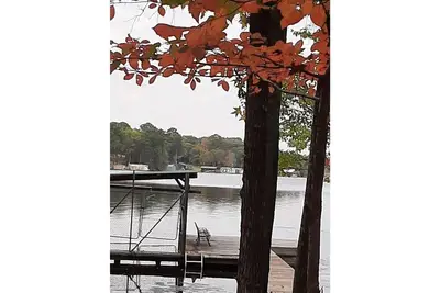 Image de Dock Holiday  is a  lakefront home with hot tub. Bring your fishing pole.