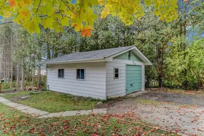 Image de Cheerful Lakefront 3 Bedroom Cottage with Firepit