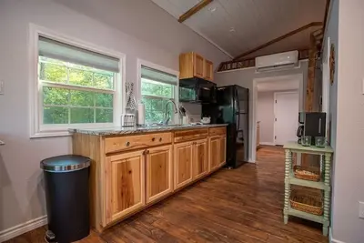 Image de Lovely cabin located on the edge of a stocked pond