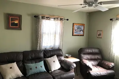 Image de Rustic home close to campus! !