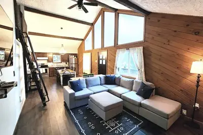 Image de Relaxing Poconos Getaway Poconos w/ Hot Tub! Dog Friendly