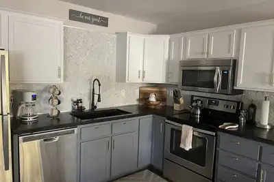 Image de Centrally located and newly renovated 3 bed townhome.