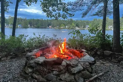 Image de Family, Kid Heaven-- lakefront adventure- spacious log cabin, cook's kitchen!